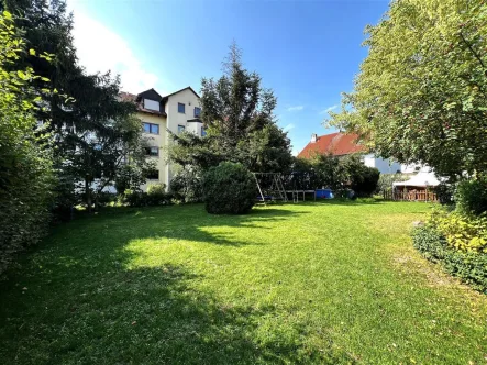 Garten Teilansicht nach Südwesten - Haus kaufen in Fürth - Generationen-Wohnen - SANIERTES 3-Fam.-Haus - 11 Zimmer + 3 Küchen + 3 Bäder + 2 Garagen + 956 m² Grundstück