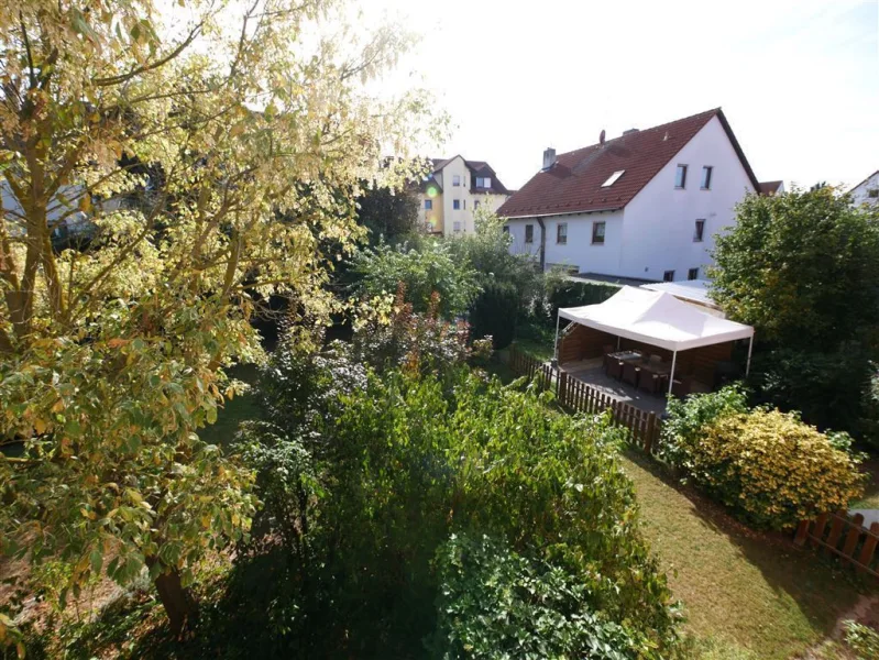 Aussicht vom Balkon mit Gartenanteil OG-Wohnung