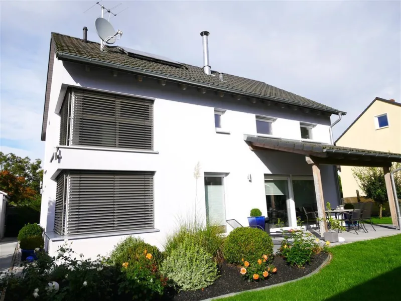 Hausansicht Südseite - Haus kaufen in Stein , Mittelfr - RARITÄT! Freistehendes EFH BJ 2011 + KfW55-Standard + moderne, wertige Ausstattung + 587 m² Grundstück mit Garage in ruhiger Lage