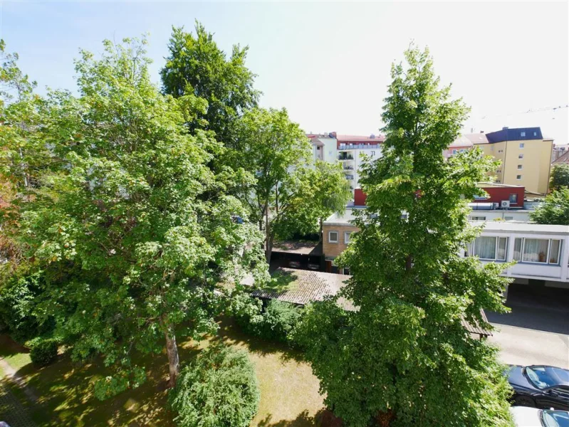 Ausblick von Loggia zum Baumbestand im Innenhof - Wohnung kaufen in Nürnberg - Vermietete 2-Zi.-ETW mit Loggia und  perfektem Grundriss in begehrter Lage N-Maxfeld/Stadtpark