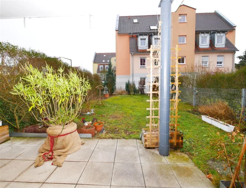 überdachte Terrassse mit Garten