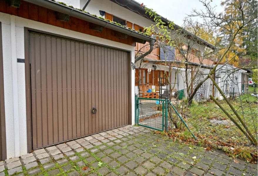 Garage und Zugang zum Garten