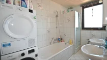 DG Badezimmer mit Dusche, Wanne und Fenster