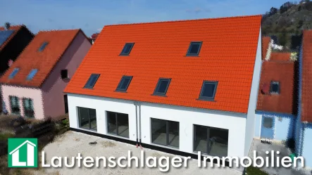Effizient-großzügig NEU! - Haus kaufen in Velburg - Platz für die Familie!Großzügige NEUBAU-Doppelhaushälfte mit Garage in Velburg