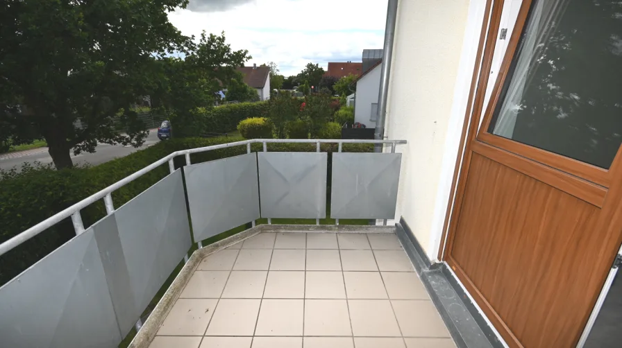 Großer Balkon mit Markise