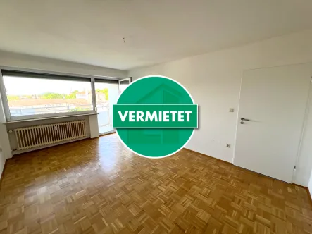 Wohnzimmer mit Parkettboden - Wohnung mieten in Neumarkt in der Oberpfalz - Zentrale Lage mit schöner Aussicht! Modernisierte 2-Zimmer-Wohnung in Neumarkt