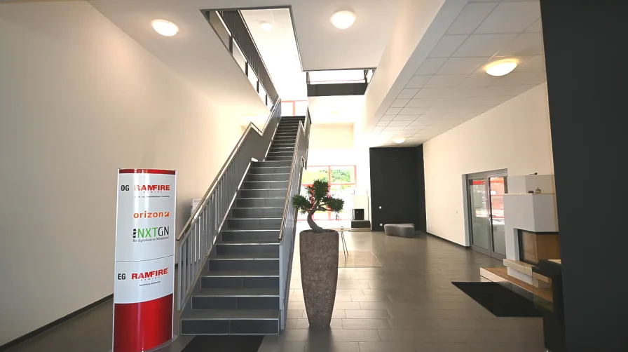 Einladender Eingangsbereich - Büro/Praxis mieten in Neumarkt in der Oberpfalz - Viel Platz! Moderne Büroeinheit in Top-Lage von Neumarkt i.d.OPf.