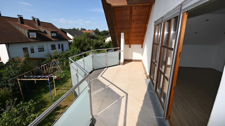 Großer, sonniger Balkon