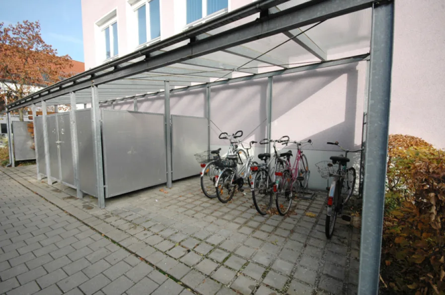 Mülltonnen- und Fahrradplatz