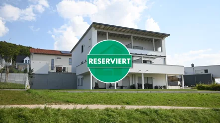 Top modern! - Wohnung mieten in Velburg - Exklusive 2-Zimmer-Wohnung mit großer Loggia und Carport-Stellplatz in Velburg