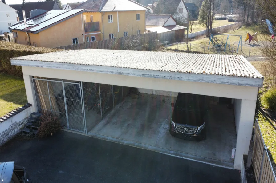 Geräumiger Carport