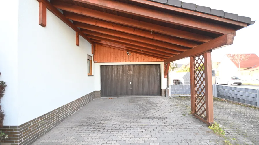 Carport vor Garage