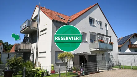 Wohnung im 1. OG - Wohnung mieten in Neumarkt in der Oberpfalz - Schöne 2-Zimmer-Wohnung mit Einbauküche, Balkon und Carport in Neumarkt-Holzheim