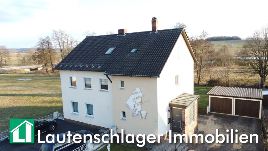 Für Generationen - Haus kaufen in Vilseck / Langenbruck - Mehrfamilienhaus (3 Wohneinheiten) mit 2 Garagen und großem Grundstück in Ortsrandlage, Nähe Vilseck