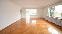 Großzügiges Wohnzimmer..