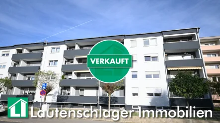 Renovierte Fassade zur Straßenseite - Wohnung kaufen in Neumarkt in der Oberpfalz - Schöne Aussicht!Helle 3-Zimmer-Wohnung mit Balkon in Neumarkt, Nähe Ganzjahresbad