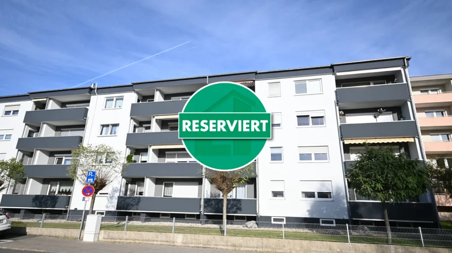 Renovierte Fassade zur Straßenseite - Wohnung kaufen in Neumarkt in der Oberpfalz - Schöne Aussicht!Helle 3-Zimmer-Wohnung mit Balkon in Neumarkt, Nähe Ganzjahresbad