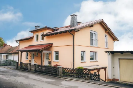 Außenansicht - Haus kaufen in Rödental - Perfekt für die große Familie ! Schönes Zweifamilienhaus in top Lage von Rödental / OT Oberwohlsbach