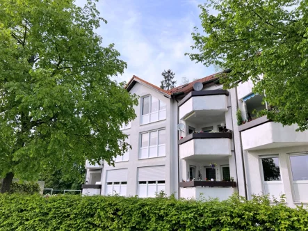 Außenansicht - Wohnung kaufen in Weitramsdorf / Weidach - Helle 2-Zimmer Wohnung mit Balkon und Stellplatz in top Lage von Weidach