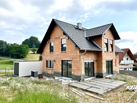 Außenansicht - Haus kaufen in Coburg / Rögen - Erstbezug! Modernes Einfamilienhaus in Coburg/OT Rögen – Energieeffizient und Familienfreundlich