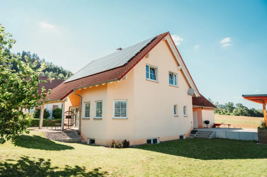 Außenansicht - Haus kaufen in Stockheim - Wunderschönes Einfamilienhaus in ruhiger Lage mit großem Garten und hochwertiger Ausstattung