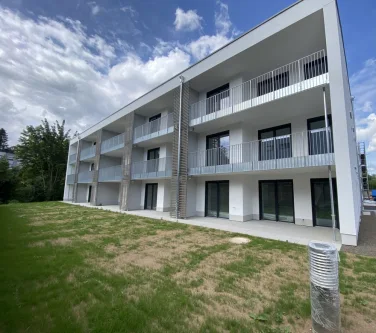 Hausansicht - Wohnung mieten in Rödental - Neubau in zentraler Lage von Rödental: 2-Zimmer-Wohnung mit Balkon und Aufzug