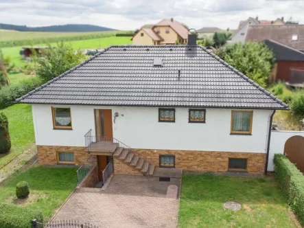 Außenansicht - Haus kaufen in Itzgrund / Lahm - Ruhig gelegenes Einfamilienhaus mit ELW, Garage und großem Garten