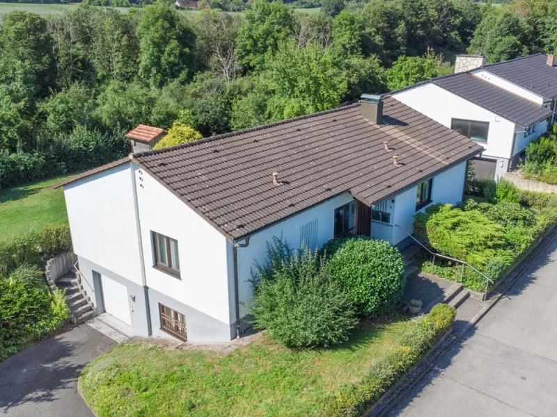 Ansicht - Haus kaufen in Ahorn - Schöner Bungalow in Ortsrandlage von Ahorn bei Coburg