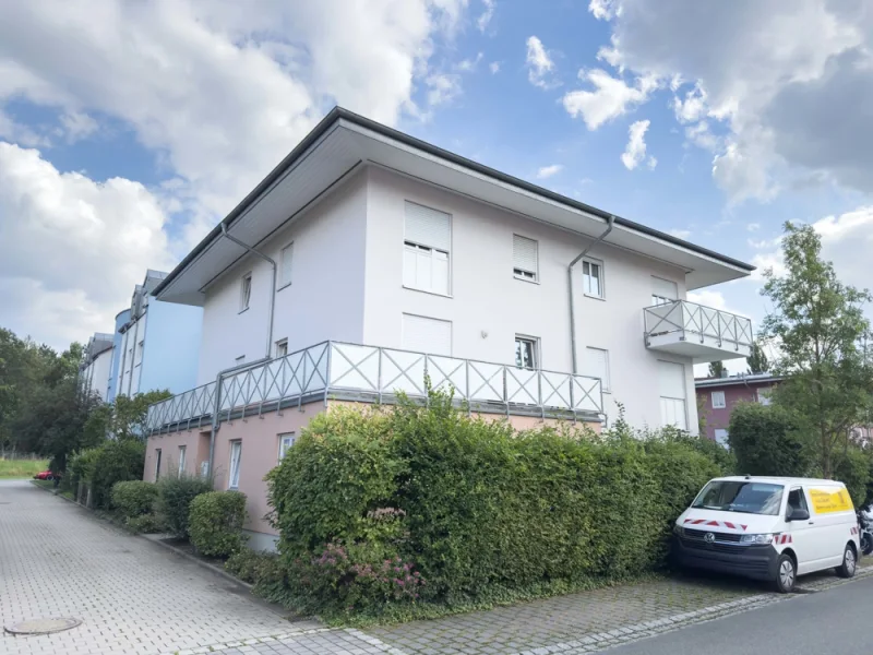 Außenansicht - Wohnung mieten in Dörfles-Esbach - Schönes 1-Zimmer-Apartment mit Küche, KFZ-Stellplatz und großer Terrasse