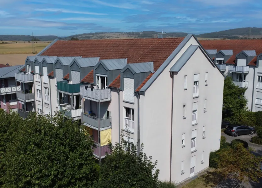 Hausansicht - Wohnung kaufen in Dörfles-Esbach - Kapitalanlage oder Selbstnutzung: Sehr gepflegte 3-Zimmer-Wohnung mit Balkon und Einbauküche