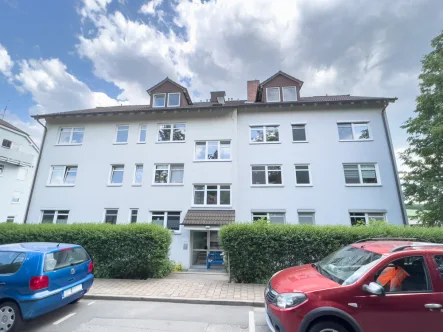 Außenansicht - Wohnung mieten in Untersiemau/Stöppach - Gemütliches 1-Zimmer-Apartment mit Balkon, Einbauküche und KFZ-Stellplatz