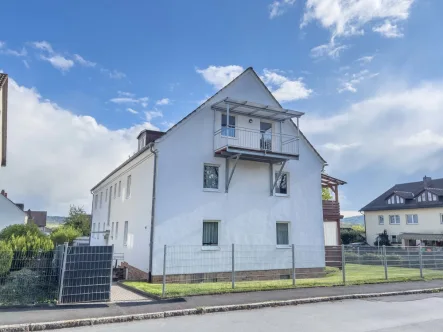 Außenansicht - Wohnung mieten in Rödental - Sanierte 3-Zimmer-Wohnung mit neuwertiger Einbauküche, Balkon und Stellplatz in Rödental