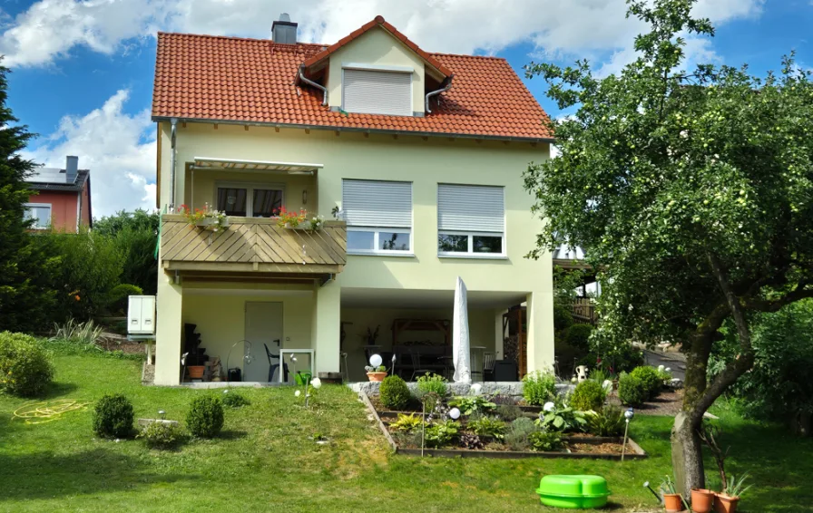 Rückansicht - Haus kaufen in Dörfles-Esbach - Modernes Einfamilienhaus mit großem Garten