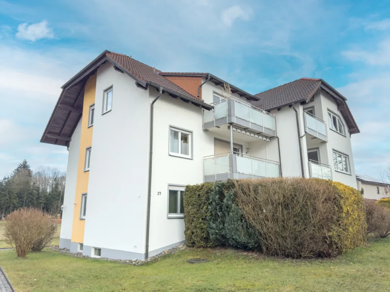 Außenansicht - Wohnung kaufen in Dörfles-Esbach - Helle 2-Zimmer-Wohnung mit Balkon, Garage und Keller in guter Lage von Dörfles-Esbach