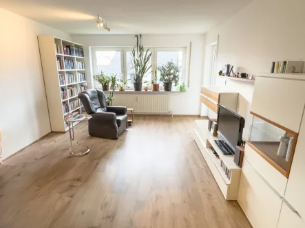 Wohn- und Esszimmer - Wohnung kaufen in Dörfles-Esbach - Helle 2-Zimmer-Wohnung mit Balkon, Garage und Keller in guter Lage von Dörfles-Esbach