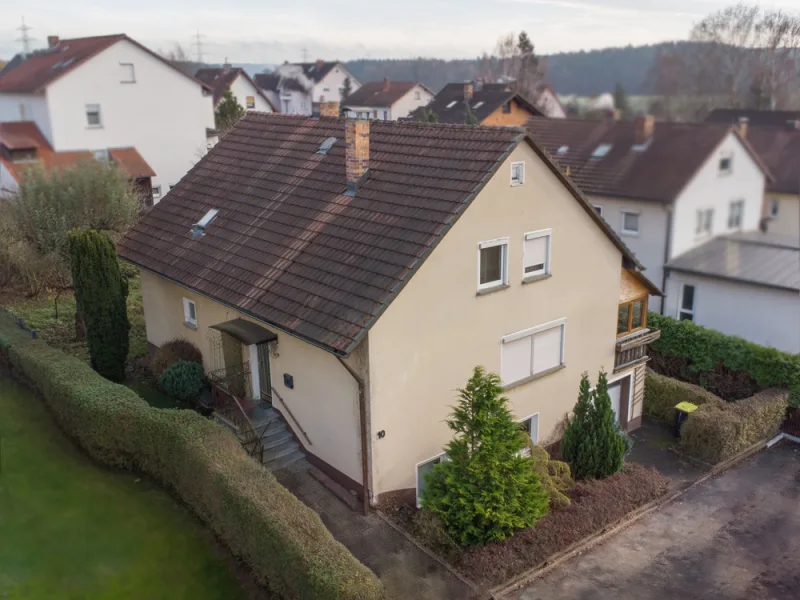 Außenansicht - Haus kaufen in Weidhausen bei Coburg - Geräumiges Haus mit Potenzial in guter Lage von Weidhausen bei Coburg – renovierungsbedürftig