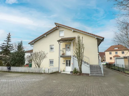 Außenansicht - Wohnung mieten in Coburg - Gepflegte 3-Zimmer-Wohnung mit Balkon, KFZ-Stellplatz und viel Stauraum in Coburg-Neuses