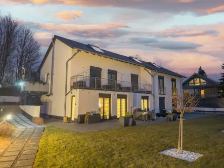 Außenansicht - Wohnung mieten in Dörfles-Esbach - Moderne 2-Zimmer-Erdgeschosswohnung mit Garten und Stellplatz in gepflegtem Mehrfamilienhaus