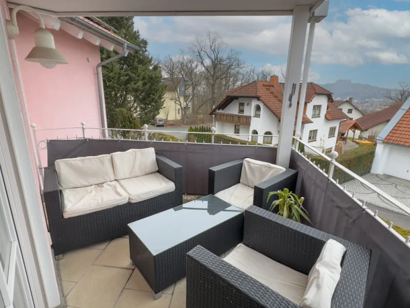 Balkon Wohnzimmer - Wohnung mieten in Coburg - Stilvolle 2,5-Zimmer-Wohnung mit Balkon, Kaminofen und moderner Einbauküche in Coburg