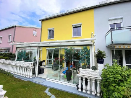 Ansicht Gartenseite - Haus kaufen in Fürstenfeldbruck - DHH mit Wohnrecht f.d. Verkäufer - kein Selbstbezug möglich!