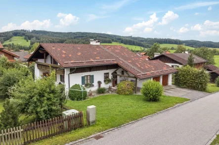 Ansicht von Nordosten - Haus kaufen in Habach - Großzügiges Einfamilienhaus in ruhiger Wohnlage