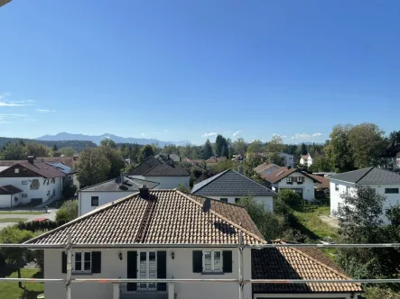 Ausblick vom Wohnzimmer - Wohnung mieten in Penzberg - Exklusive Dachgeschosswohnung mit traumhaftem Bergpanoramablick und luxuriöser Ausstattung