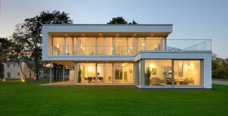 Musterhaus am Abend - Haus kaufen in München - MÜNCHNER IG: MAXHOF*****Luxus Energiesparhaus KFW 40-E-Plus in bester & ruhiger Lage!