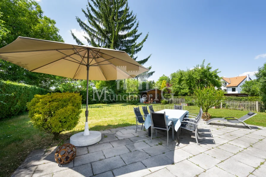 Terrasse mit Garten - Haus kaufen in München - MÜNCHNER IG: Großzügiger Familientraum mit Kamin und großem Südgarten plus zusätzliches Baurecht!