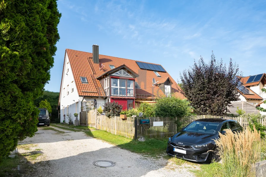 Aussenansicht - Wohnung kaufen in Odelzhausen - MÜNCHNER IG: CHALET-FEELING bietet diese helle 4-Zimmer-DG-Maisonette mit Kamin mit Blick ins Grüne