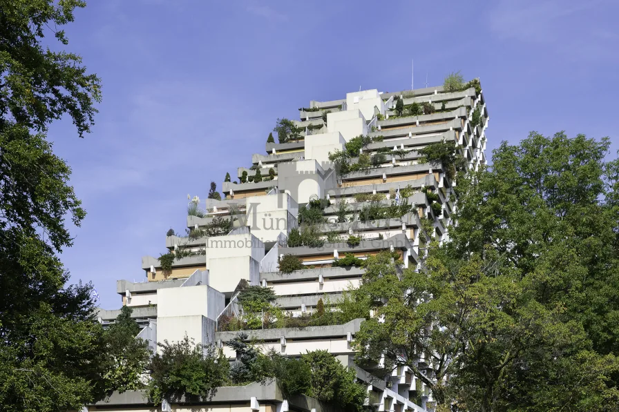 Hausansicht - Wohnung kaufen in München - MÜNCHNER IG: Moderne 3-Zimmer-Wohnung im Pharao-Haus mit zwei Balkonen, Einbauküche und Parkplatz.