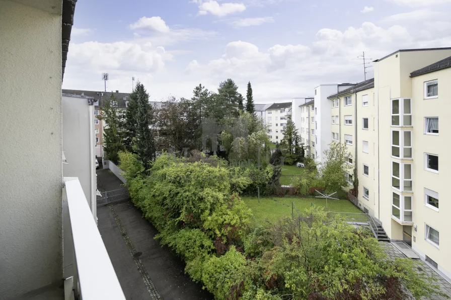 Aussicht Balkon - Wohnung kaufen in München - MÜNCHNER IG: FREIE & Lichtdurchflutete 2-Z.-Wohnung in ruhiger Lage Nähe U-Bahn Partnachplatz