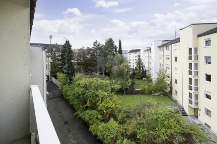 Aussicht Balkon - Wohnung kaufen in München - MÜNCHNER IG: FREIE & Lichtdurchflutete 2-Z.-Wohnung in ruhiger Lage Nähe U-Bahn Partnachplatz