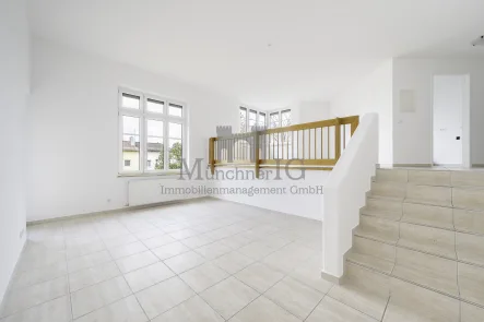 Wohnzimmer - Wohnung kaufen in München - MÜNCHNER IG: Bezugsfrei - Frisch Sanierte Split-Level-Wohnung mit Loft-Feeling!