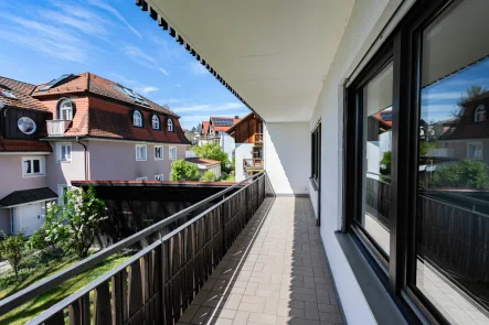 großer Balkon - Wohnung mieten in Tutzing - Schöne renovierte 3-Zimmer-Wohnung im Herzen von Tutzing